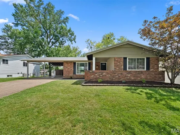 2556 Wesglen Estates Dr, Maryland Heights, MO 63043