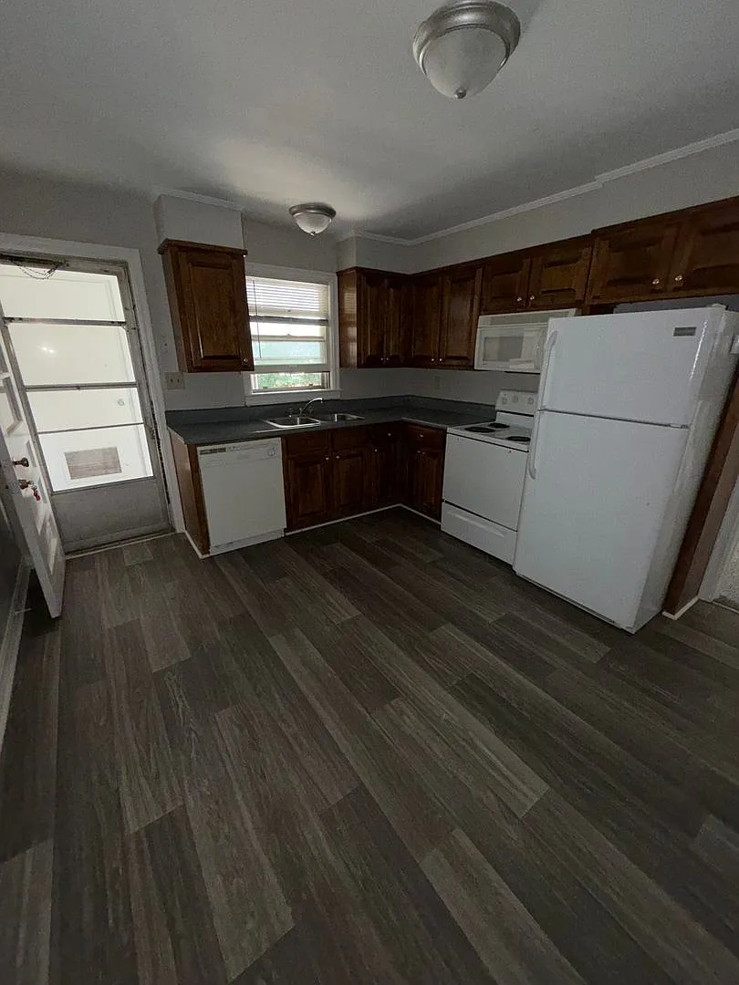 Graham Ave 3-Plex — Photo 2