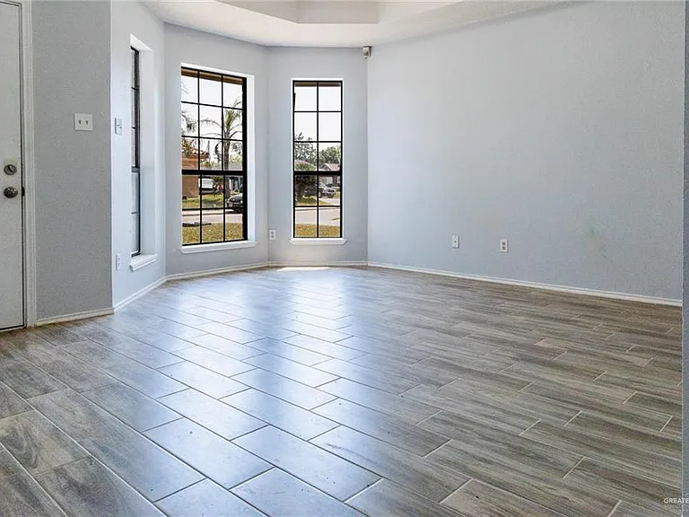 2203 E Coma Ave — Photo 4