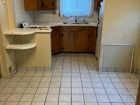 5th image of 1555 Hollywood St NE #1