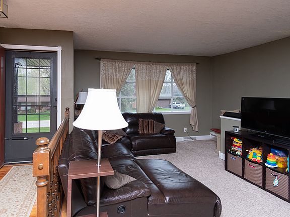 3rd image of 3358 Lookout Dr