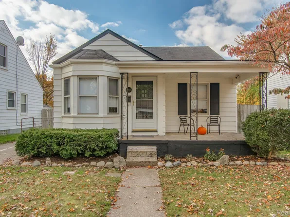 19348 Kenosha St, Harper Woods, MI 48225