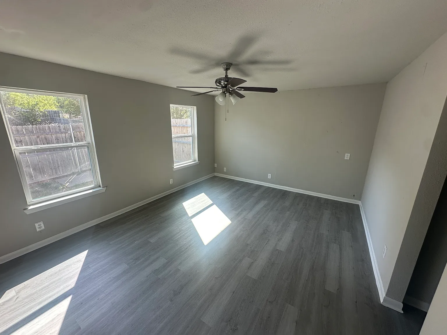 3 bed, 1400 sqft, $1,600 — Photo 2