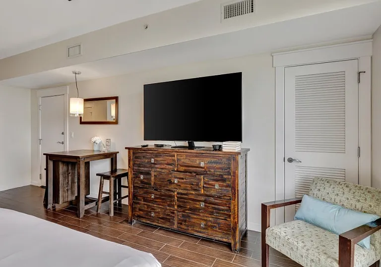 Dining area & TV console
