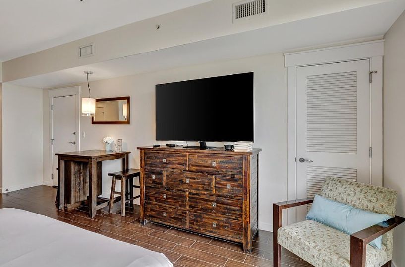 Dining area & TV console