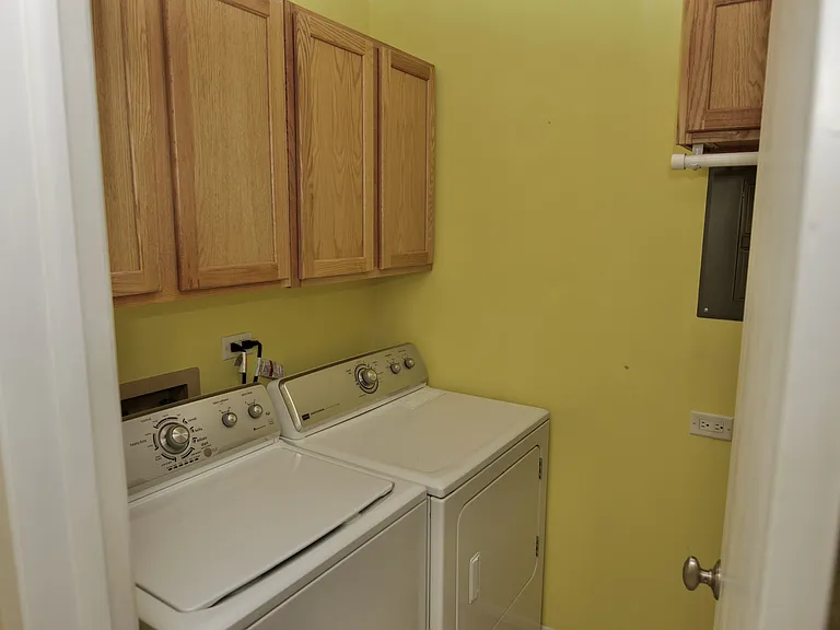 1047 Auburn Ln — Photo 13