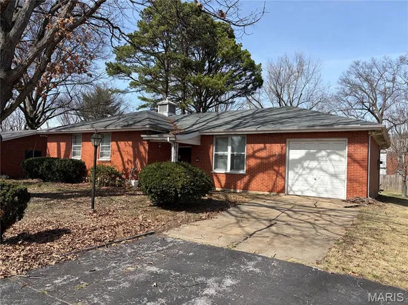 1125 Soria St, Saint Louis, MO 63138