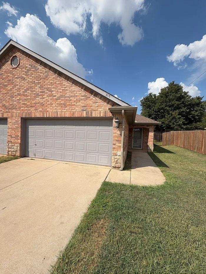 3 bed, 2.0 bath, 1260 sqft, $1,795 — Photo 1