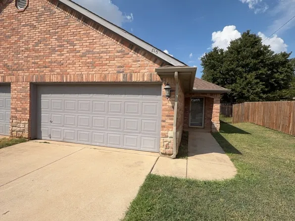 810 Cullum Ct, Hurst, TX 76053