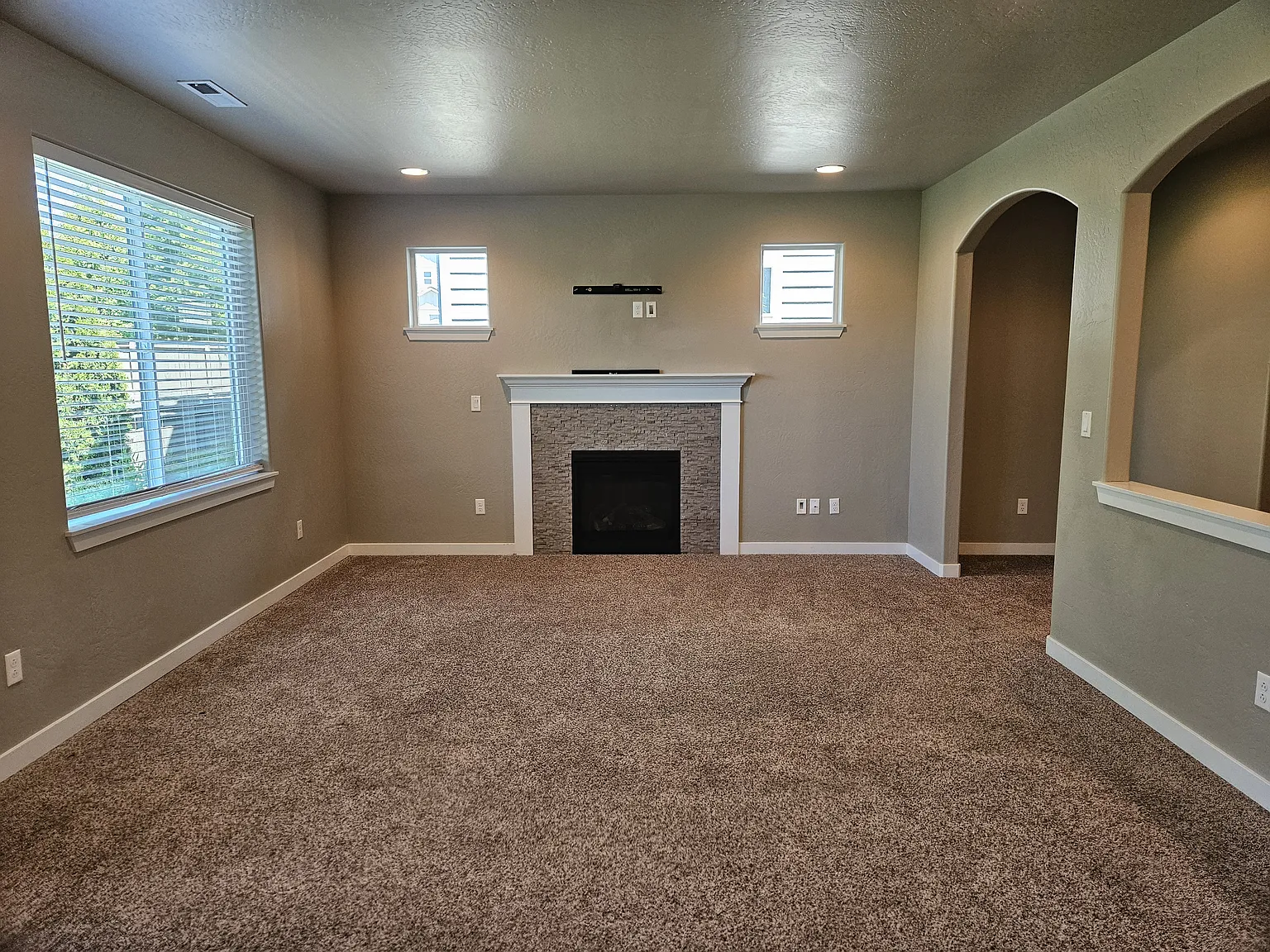 1146 Rutherford Dr — Photo 3