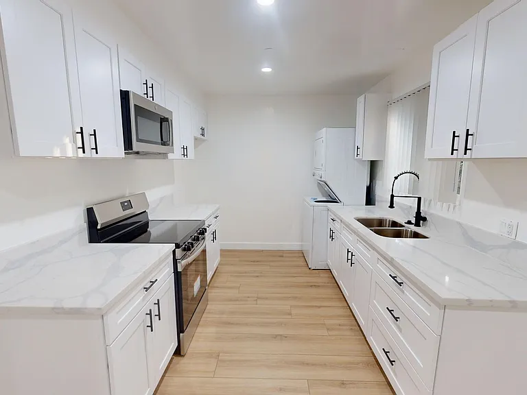Free Rent Beautiful & Spacious Unit For Rent — Photo 5