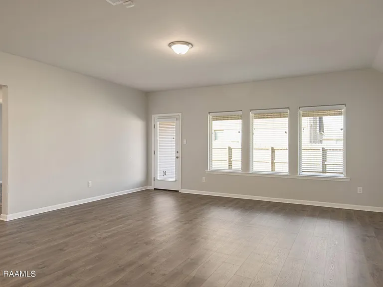 200 S Lakepointe Dr — Photo 12