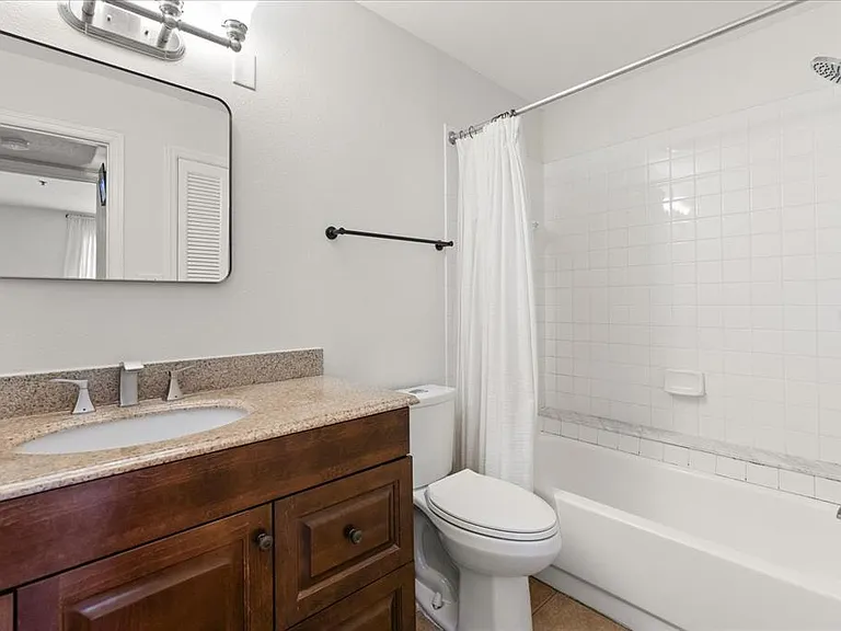 1000 W Horatio St #215 — Photo 23
