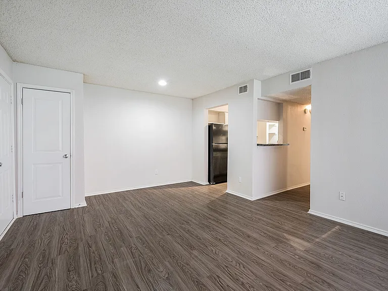 Chesapeake Apartments — Photo 18