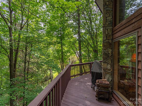 5th image of 827 Mountain Lake Dr