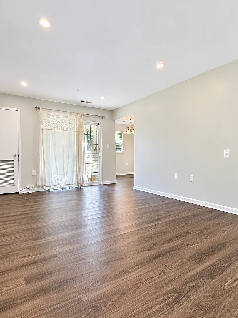 Bright & Spacious 3 Bedroom 2 Bathroom Condo in Ellicott City — Photo 2