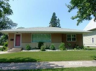 1103 N 20th St, Grand Forks, ND 58203