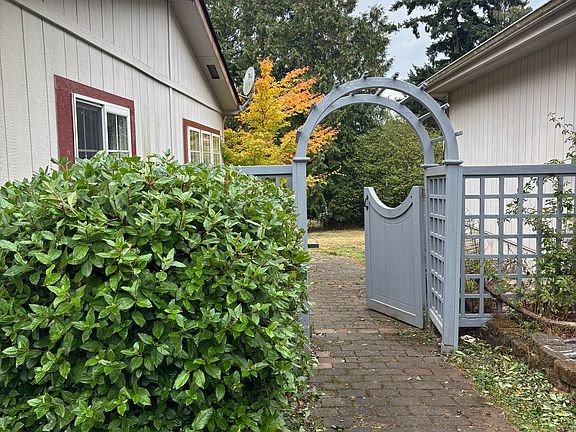 2nd image of 20897 Jefferson Beach Rd NE