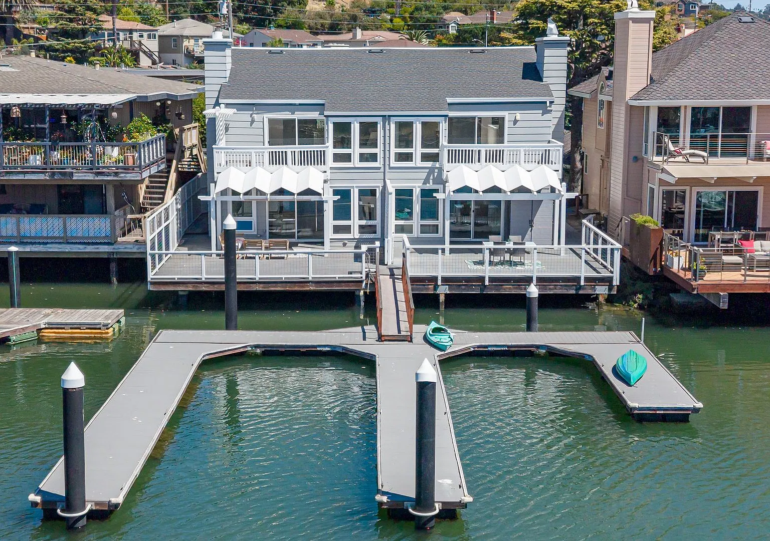 Stunning Updated Townhouse Home In Side By Side Duplex Property On The Water — Photo 2