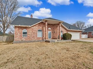 910 Raintree Ct, Siloam Springs, AR 72761
