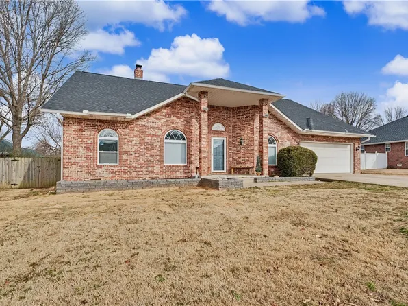 910 Raintree Ct, Siloam Springs, AR 72761