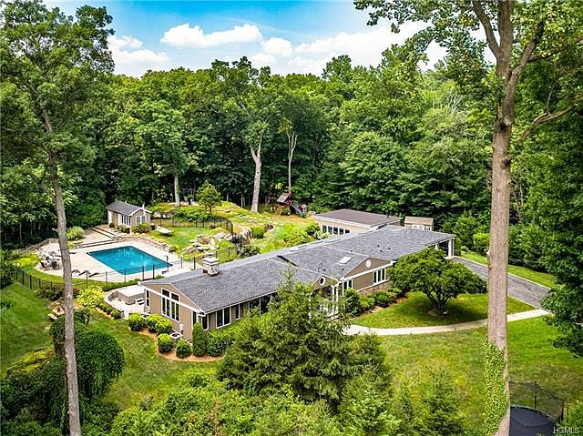 1st image of 7 Winding Brook Dr