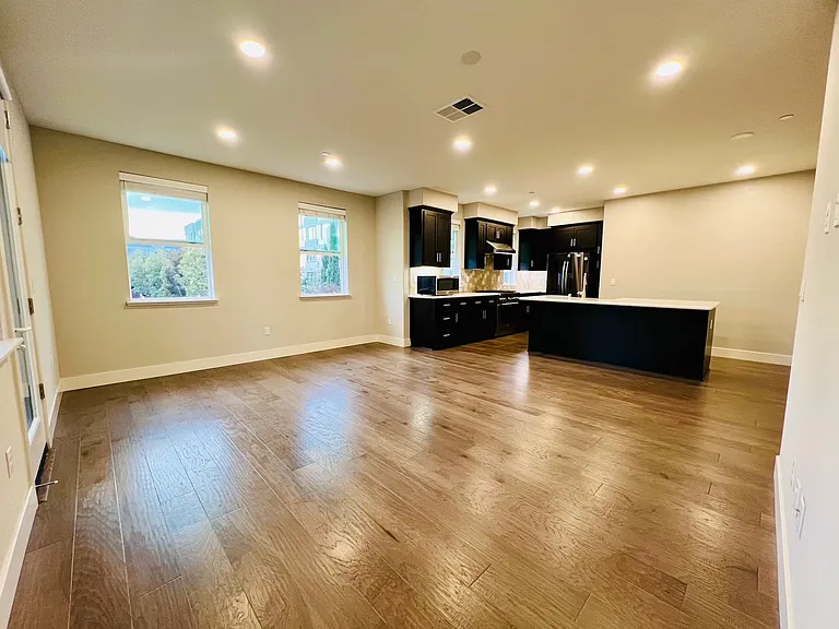 1490 Bond St — Photo 3