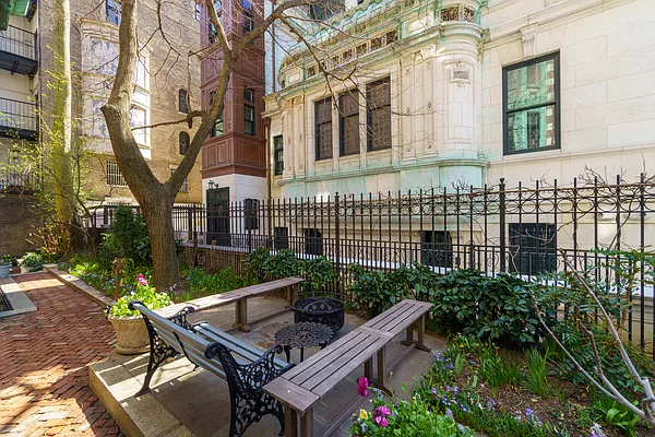 Sold by Compass | media 7