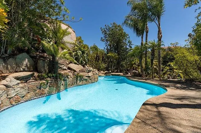 16239 Highland Valley Rd — Photo 2