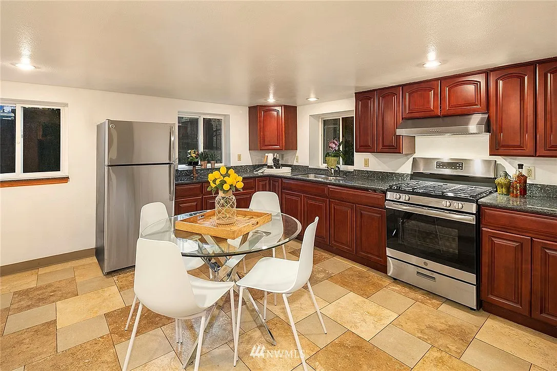 4 bed, 1.5 bath, 1400 sqft, $3,600 — Photo 4
