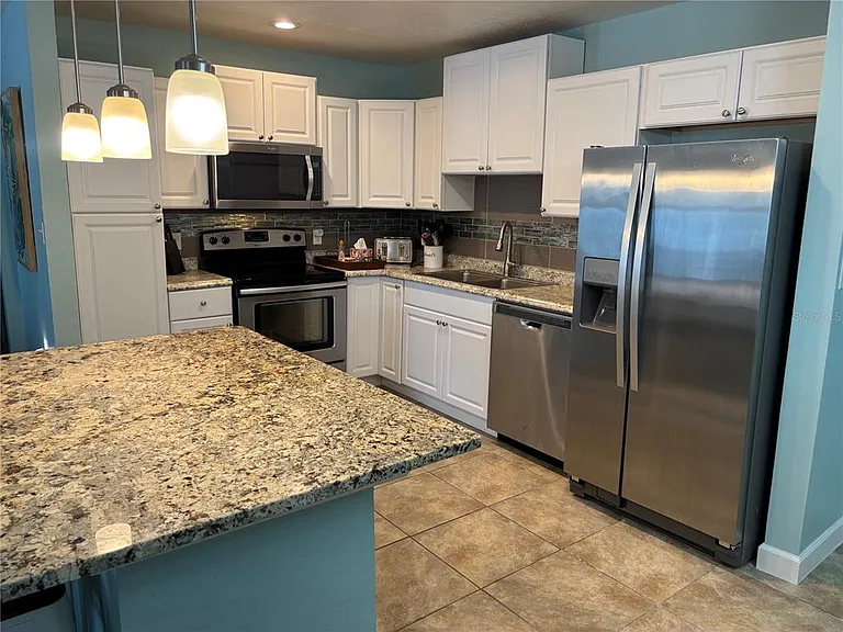 1008 Estremadura Dr — Photo 7