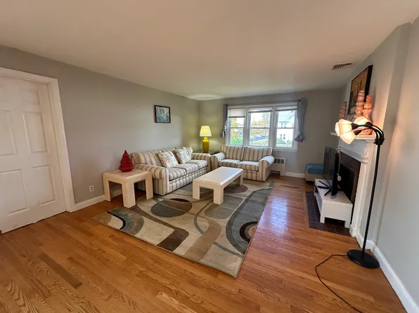 80 Milton St, West Hartford, CT 06119