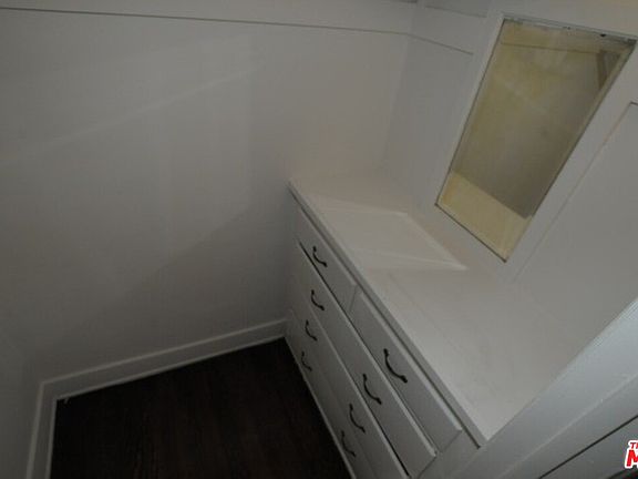 2nd image of 1324 Calumet Ave #103A