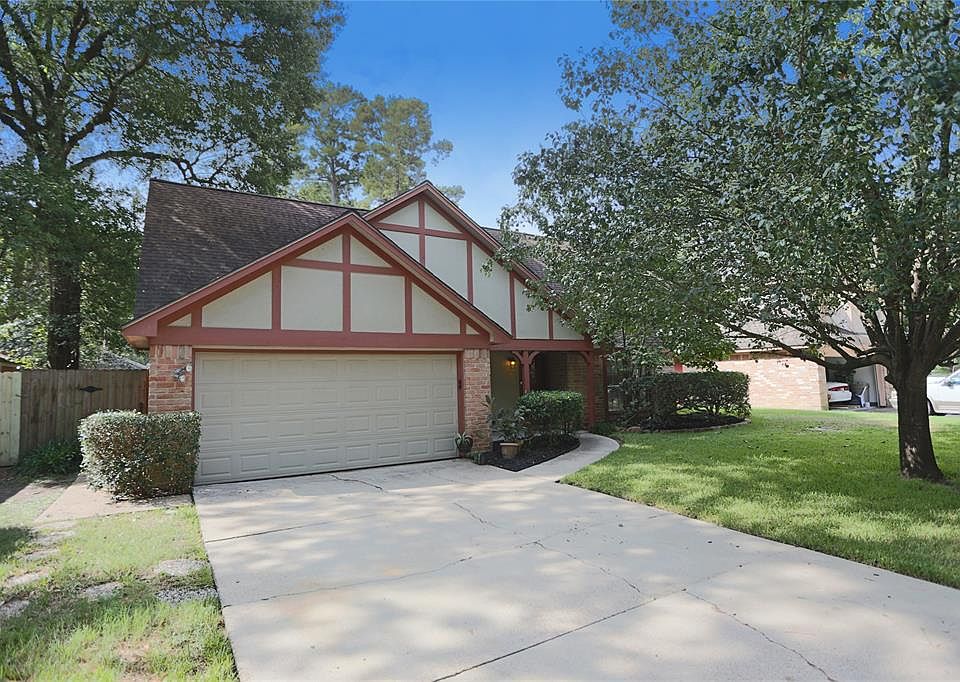 Welcome to you new home in Heatherwood...3 bedrooms, great updates!