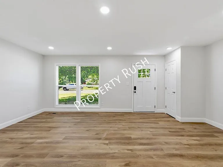 6107 Vance Cir — Photo 4