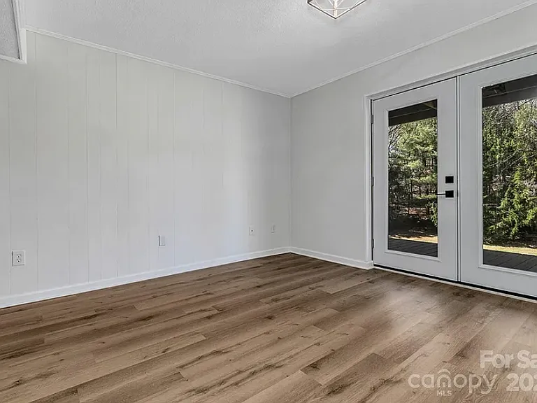 1085 Jenkins Valley Rd — Photo 18