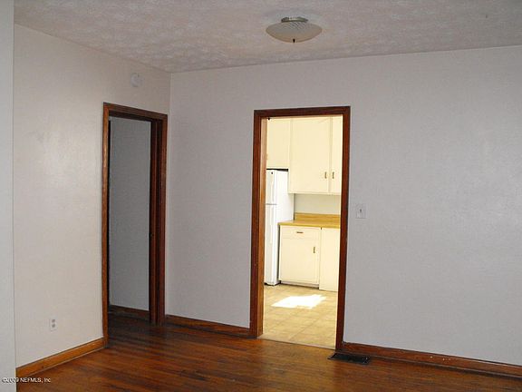 3rd image of 2902 Oak St