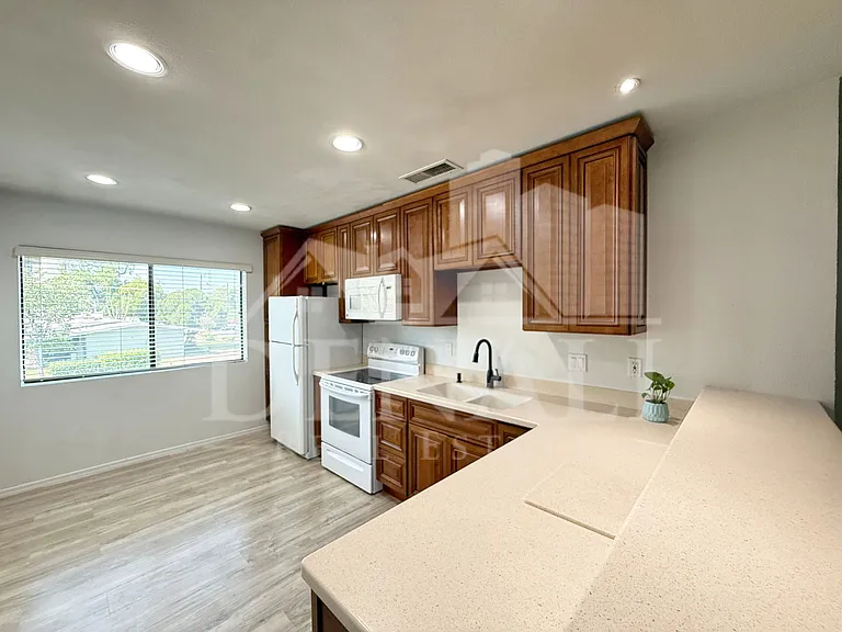 749 E Montebello Ave #233 — Photo 5