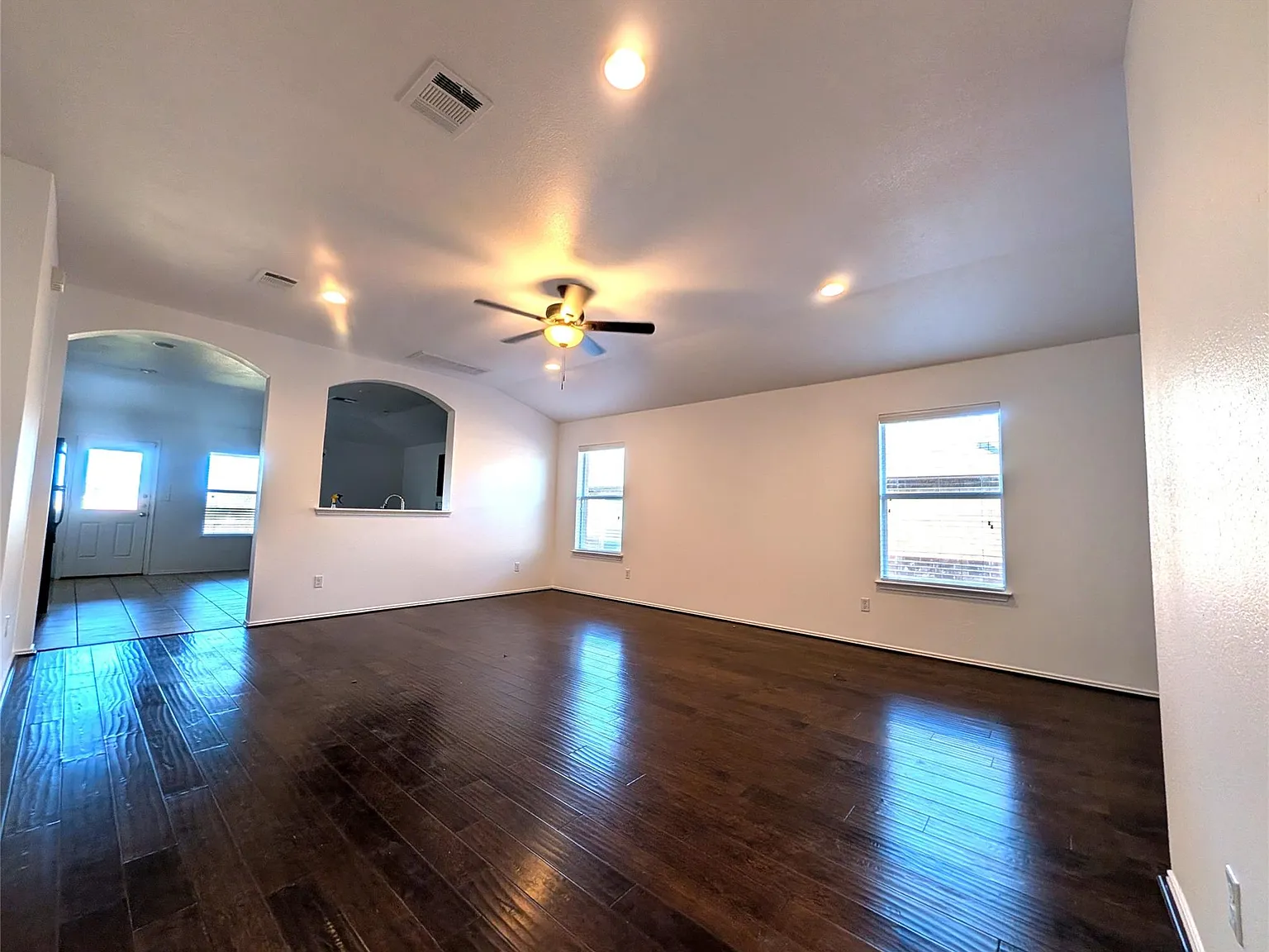 3 bed, 2.0 bath, 1704 sqft, $2,100 — Photo 2
