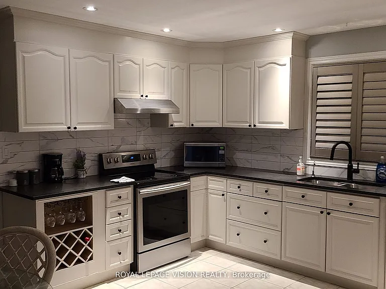 8001 Woodsview Cres — Photo 5