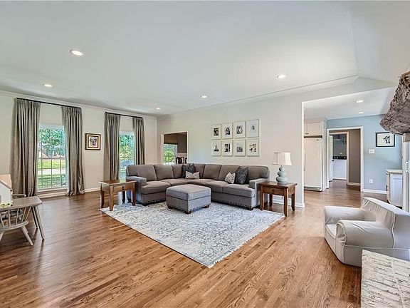 2701 W Fontainebleau Dr, Dunwoody, GA 30360 | Zillow