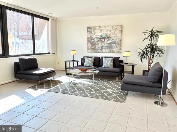 3713 George Mason Dr #T5w, Falls Church, VA 22041