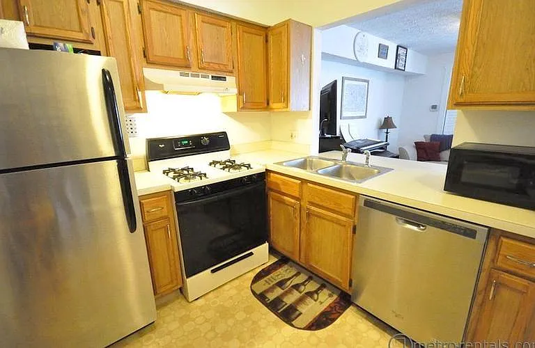 852 N High St #E — Photo 3