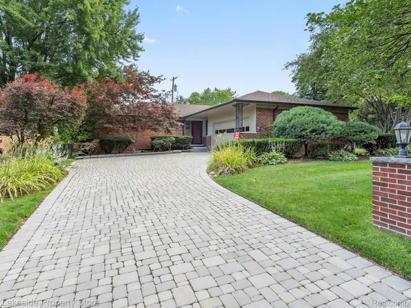 1159 Brys Dr, Grosse Pointe Woods, MI 48236