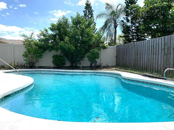 2nd image of 175 Sea Breeze Cir
