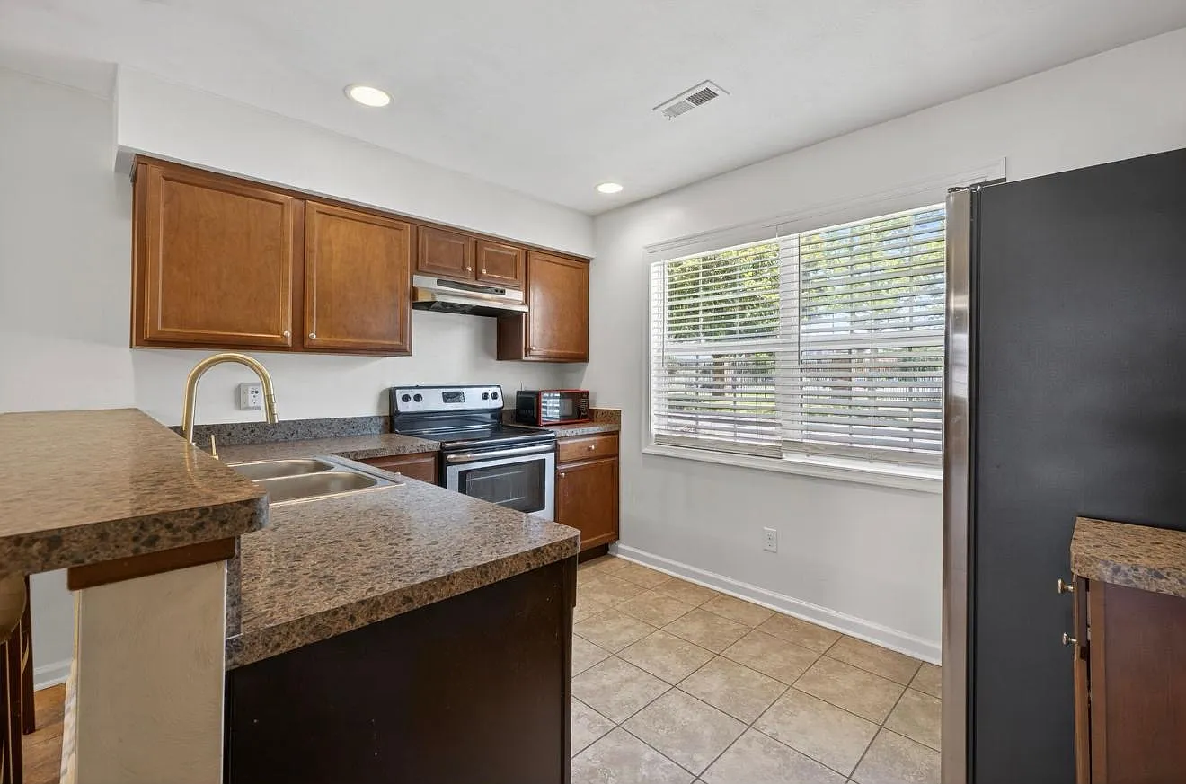 3 bed, 2.5 bath, 2058 sqft, $3,400 — Photo 4