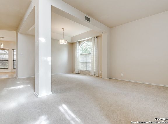 4th image of 907 Hedgestone Dr