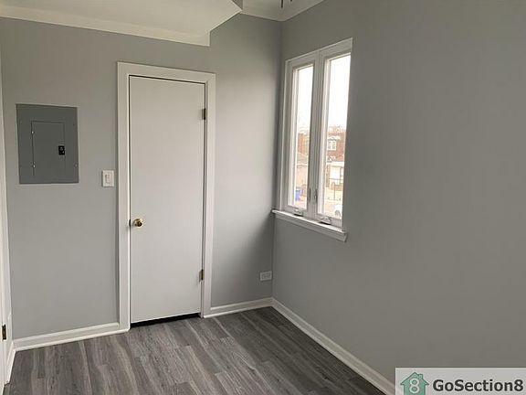 4th image of 2956 N Hamlin Ave #2F