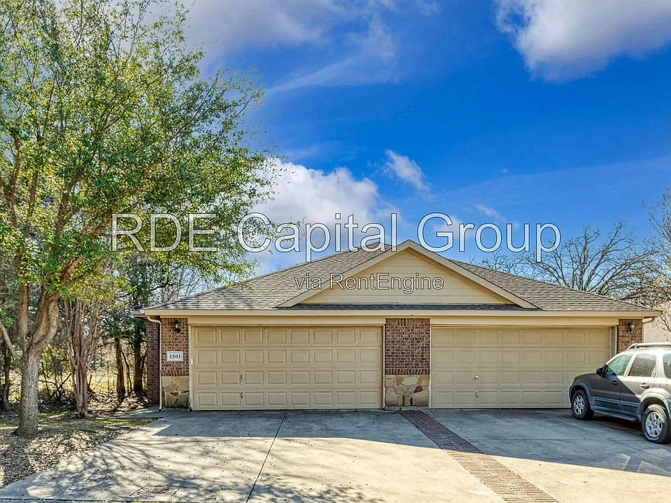 1301 Ravenwood Dr