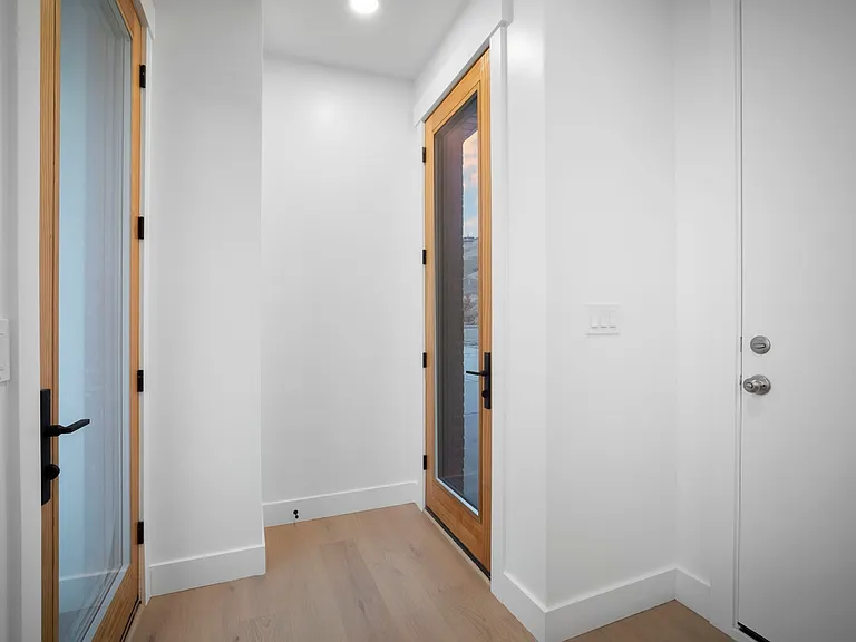 603 N Darwin St — Photo 4